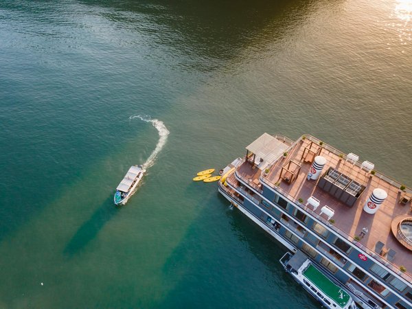 What are the historical sites to visit on a UK cruise itinerary?